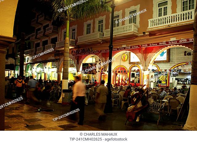 Mexico, Veracruz city, calle Miguel Lerdo de Tejada at night