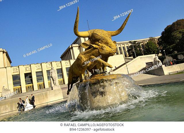 Gardens of the Trocadero: Chaillot Palace and 'Bull and Deer' sculpture by Paul Jouve, Paris, France
