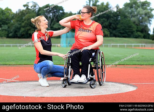 11 August 2021, Saxony-Anhalt, Magdeburg: Shot-putter Marie Brämer-Skowronek (r) from SC Magdeburg still gets tips from her coach Theresa Wagner on the training...