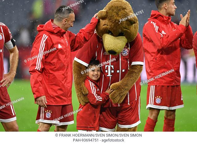 Franck RIBERY (FC Bayern Munich) mit Sohn, Kind und Maskottchen Berni nach Spielende, Fussball 1. Bundesliga, 1. Spieltag, Spieltag01