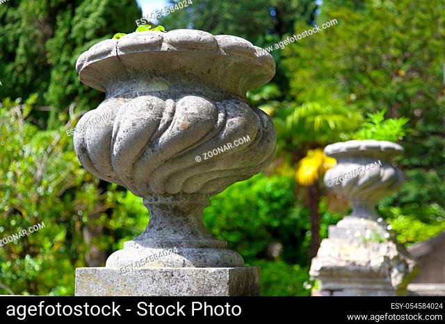 Schöne Gartenvasen im Park der Villa Monastero am Comer See, Italien