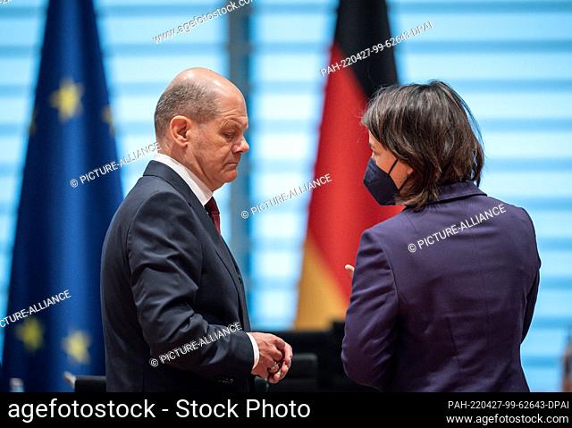 27 April 2022, Berlin: Chancellor Olaf Scholz (SPD), talks with Annalena Baerbock (Bündnis90/Die Grünen), Foreign Minister