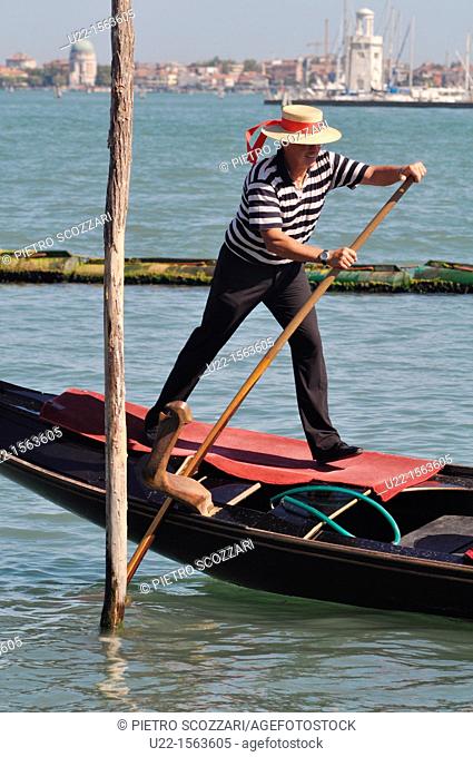 Venezia (Italy): gondoliere at work along Canale di San Marco