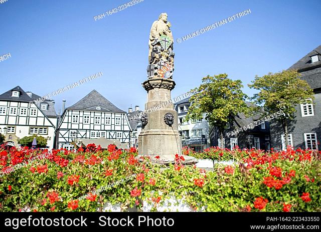 The historic fountain of Petrus on the market square in the citycenter of Brilon (Germany), 19 September 2020. - Brilon/Nordrhein-Westfalen/Deutschland