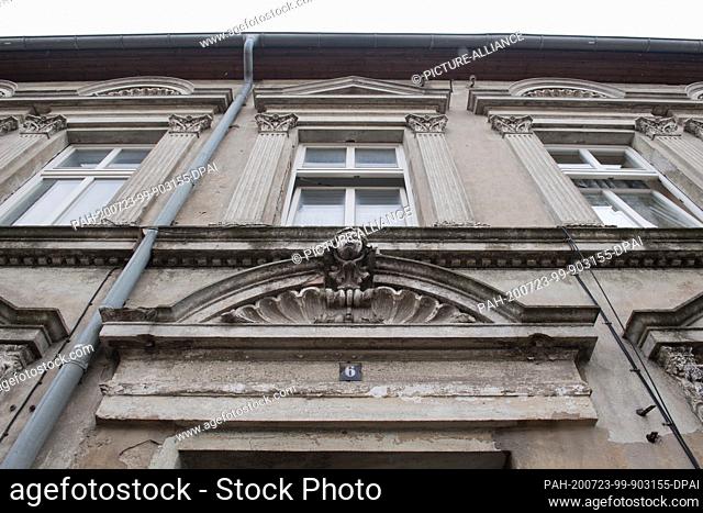 16 July 2020, Mecklenburg-Western Pomerania, Torgelow: An unrefurbished plastered residential and commercial corner house from the Wilhelminian period in...