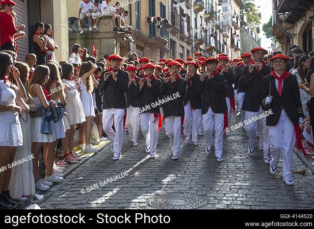 Spectators applaud as members the traditional 'Alarde de San Marcial' parade through the streets. Irun (Spain).. June 30, 2023