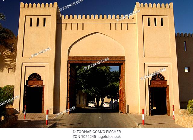 Eingangsportal zum Marktviertel in der Altstadt von Nizwa, Sultanat Oman / Entrance portal to the market area in the old town of Nizwa, Sultanate of Oman