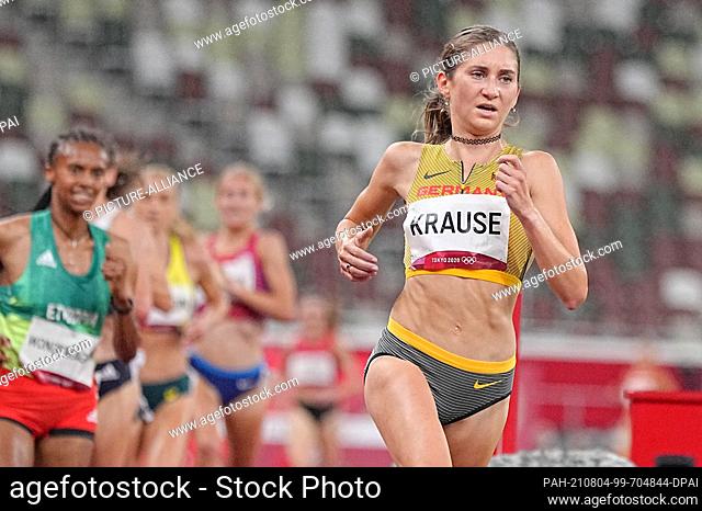 04 August 2021, Japan, Tokio: Athletics: Olympics, 3000m steeplechase, women, at the Olympic Stadium. Gesa Felicitas Krause (r) from Germany in action