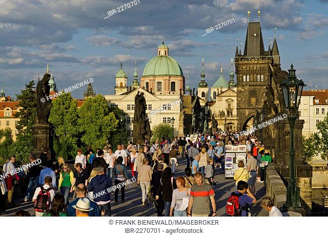 Tourists on the historic Karluv most, Charles Bridge, Mala Strana quarter at back, Prague, Czech Republic, Europe