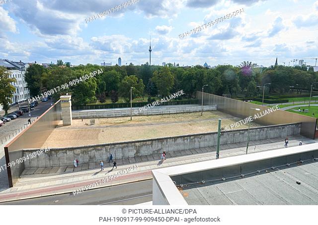 09 September 2019, Berlin: From the Visitor Centre you can see section A of the Wall Memorial on Bernauer Strasse. Here is the last part of the border...