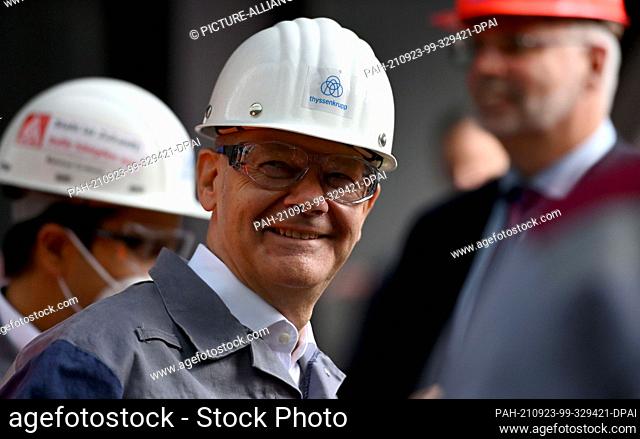 23 September 2021, North Rhine-Westphalia, Duisburg: Olaf Scholz, finance minister and SPD candidate for chancellor, takes a look at thyssenkrupp Steel Europe...