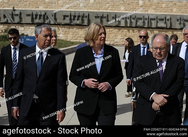 27 April 2022, Israel, Jerusalem: German Bundestag President Baerbel Bas (C) and Speaker of the Knesset Mickey Levy (L) visit the Yad Vashem Holocaust Memorial...