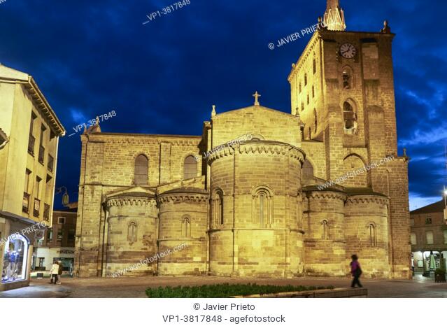 Illuminated night view of the church of Santa María del Azogue. Benavente. Zamora. Castile and Leon. Spain. © Javier Prieto Gallego
