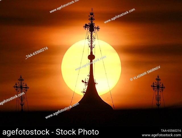 RUSSIA, VLADIMIR REGION - DECEMBER 8, 2023: A view of a cross atop a church dome at the St Alexander Monastery in the town of Suzdal at sunrise