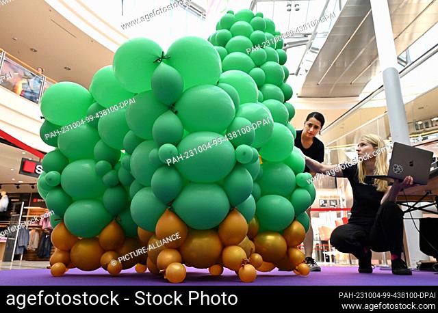04 October 2023, Thuringia, Erfurt: Sina Greinert (r) and Maria Paz Martinez Mecco (l) from Ballonetti work on setting up the ""Balloon Worlds"" exhibition in...
