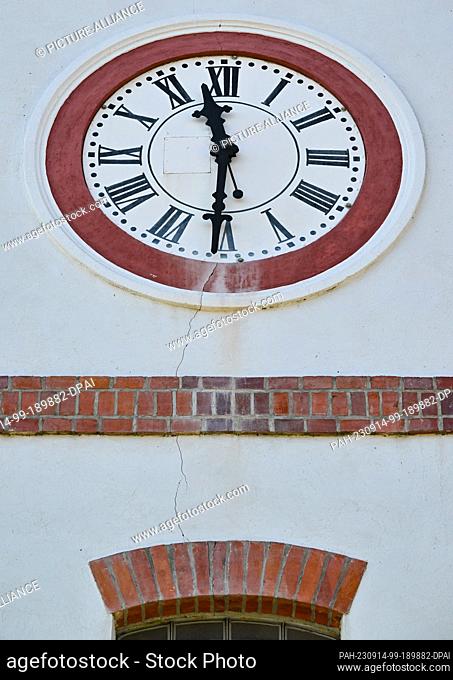07 September 2023, Brandenburg, Tauer: A crack can be clearly seen in the facade of the tower of the fire station, which was built in 1913