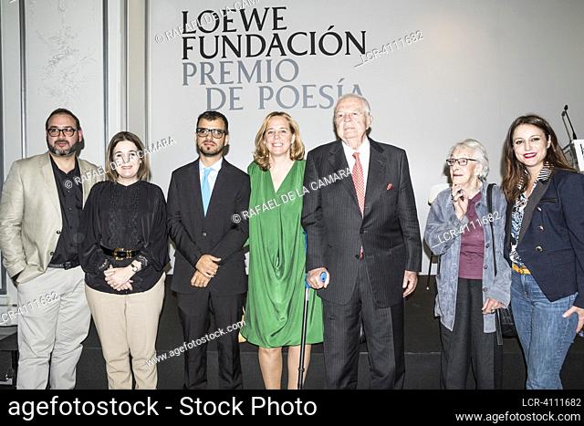 FAMILY PHOTO WITH SHEILA LOEWE, REINIEL PEREZ VENTURA, SERGIO GARCIA, MARTA RIVERA, ENRIQUE LOEWE, IDA VITALE 99 YEARS OLD AND ANDREA LEVY AT THE 35th LOEWE...