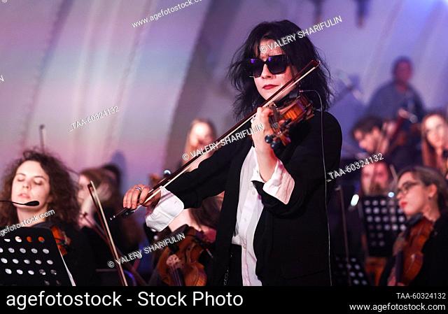 RUSSIA, MOSCOW - JULIO 8, 2023: Violinista Anastasia Milne de la Orquesta Imperialis realiza durante un concierto en la estación Arbatskaya del Metro de Moscú...