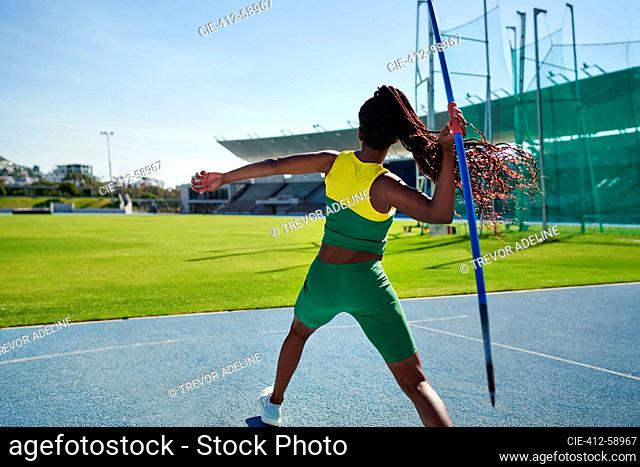 Atleta de pista y campo femenino lanzando jabalina