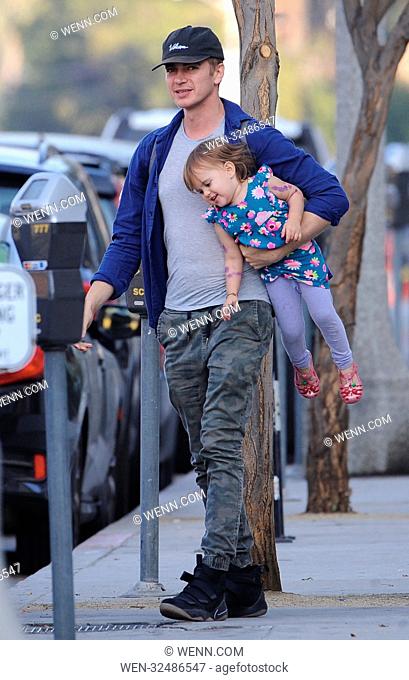 Hayden Christensen takes his daughter Briar Rose to Five Guys after visiting the park and meeting with his ex wife Rachel Bilson Featuring: Hayden Christensen