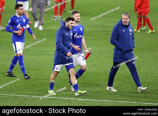 Schalke players after the final whistle, Omar MASCARELL (GE), Sead KOLASINAC (GE), Shkodran MUSTAFI (GE). Co-coach Mike BUESKENS (Buskens) (GE), disappointed