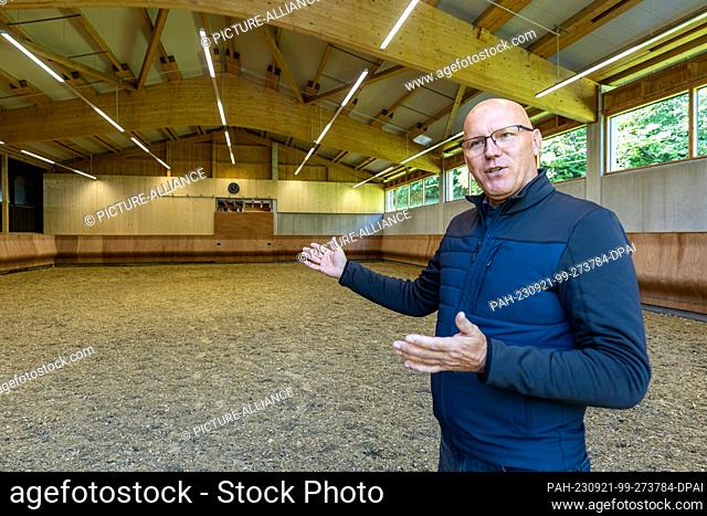 PRODUCTION - 04 September 2023, Hesse, Dillenburg: Andreas Rogocz, deputy head of the Dillenburg State Stud of the Hesse State Office for Agriculture (LLH) and...