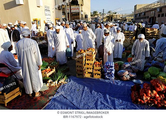 Omani men in traditional dress, vegetable market at Bahla, Hajar al Gharbi Mountains, Al Dakhliyah region, Sultanate of Oman, Arabia, Middle East