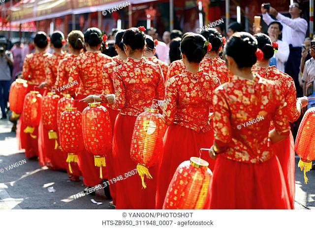 (180216) -- YANGON, Feb. 16, 2018 () -- People in traditional Chinese costumes perform during the Chinese Lunar New Year celebration in the Chinatown of Yangon