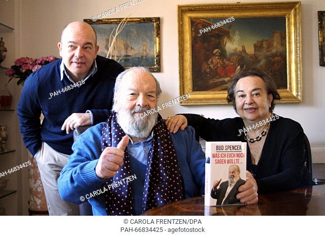 ATTENTION: BLOCKING PERIOD 21 March 00:01 - Italian actor Bud Spencer (c) together with his wife Maria (r) and son Guiseppe (l) sitting in his apartment in Rome