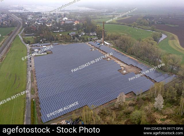 25 April 2022, Saxony, Zwickau: View of a new solar park on the site of a former market garden within sight of the VW plant