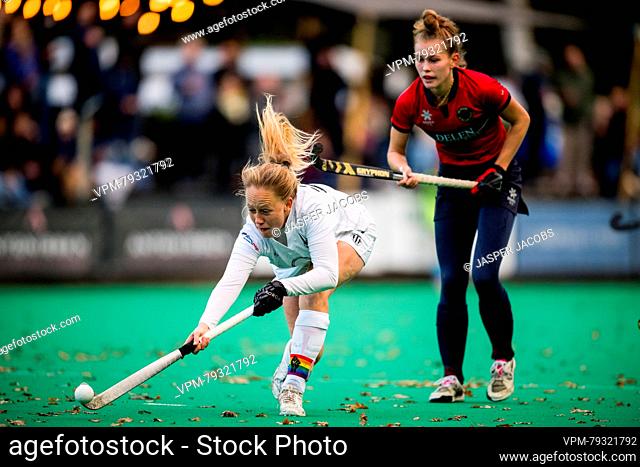 Racing's Jill Boon and Dragon's Delphine Marien fight for the ball during a hockey game between KHC Dragons and Royal Racing club de Bruxelles