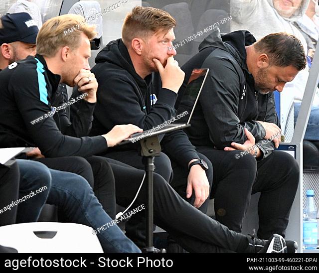 02 October 2021, Berlin: Football: Bundesliga, Hertha BSC - SC Freiburg, Matchday 7 at the Olympiastadion. Hertha's head coach Pal Dardai (r) sits on the bench...