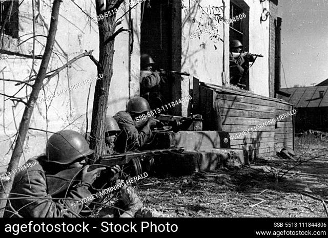 Street fighting on the outskirts of Stalingrad Guardsmen in fighting. November 1, 1942. ;Street fighting on the outskirts of Stalingrad Guardsmen in fighting