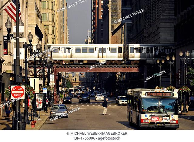Elevated train lin in Chicago, and El, L, CTA, bus, taxi, Chicago, Illinois, United States of America, USA