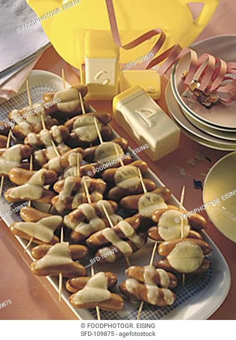 Cocktail sausages on sticks for a 50s party (1)