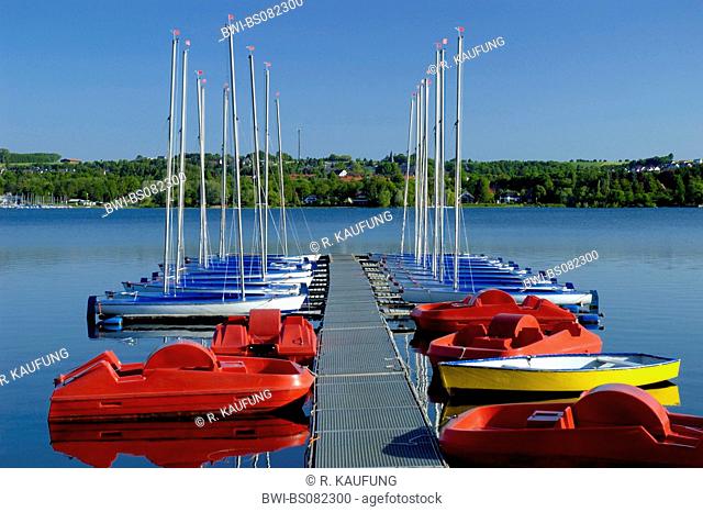 blue and red sailingboats on the lake Moehnesee, Germany, North Rhine-Westphalia, Moehnesee