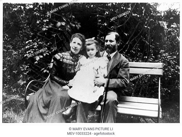 Sigmund Freud with his wife, Martha and their eldest daughter Anna in the garden of Berggasse 19, Vienna