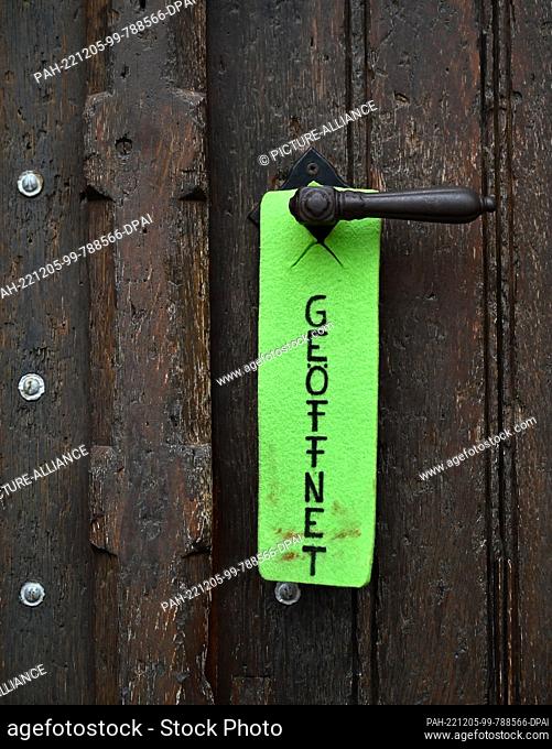 05 December 2022, Thuringia, Mühlhausen: ""Open"" is written on the door handle of the Jakobikirche municipal library. The archive material of the Mühlhausen...