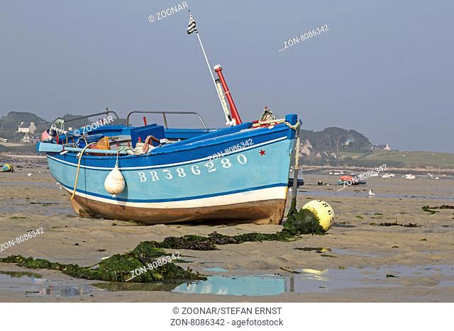 Fischboot im Watt, Bretagne, Frankreich, Europa / Fisherman boat in tidewater, Britanny, France, Europe