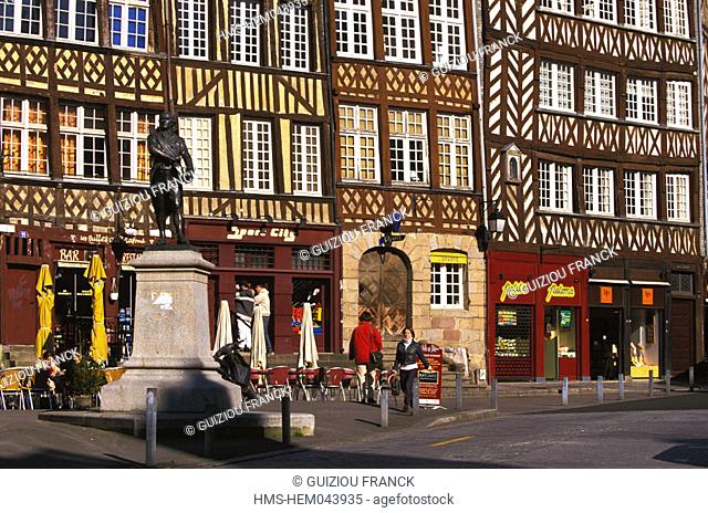 France, Ille-et-Vilaine (35), Rennes, Place du Champ Jacquet square lined with 17th century half timbered houses