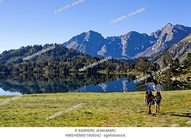 France, Hautes Pyrenees, Neouvielle Nature Reserve, Aumar Lake, GR10 hiking trail