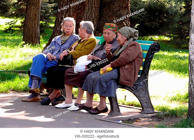 4 older women from Almaty on bench in a park - Almaty (Almati), Kasachstan, 06/10/2006