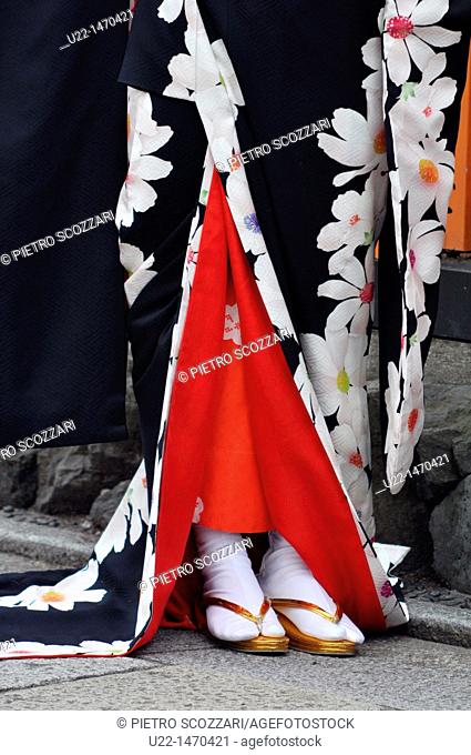Kyoto (Japan): geisha with kimono and Pokkuri flip-flops in Gion