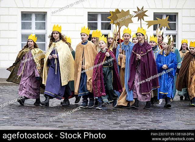 06 January 2023, Berlin: The carol singers of the diocese of Regensburg come to Bellevue Palace. The theme of the 65th campaign Epiphany is the protection of...