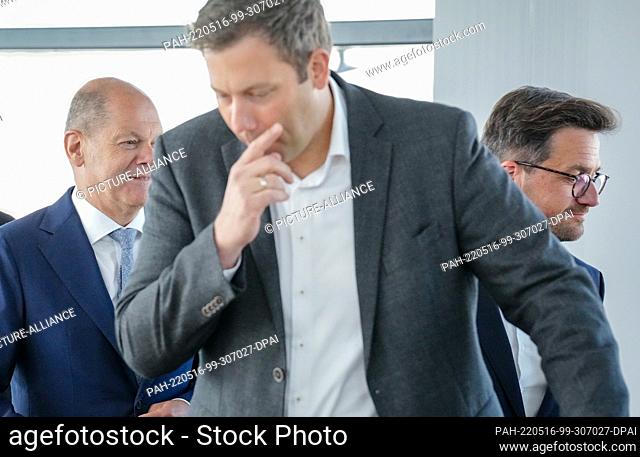 16 May 2022, Berlin: Chancellor Olaf Scholz (l, SPD), Lars Klingbeil (M), SPD federal chairman, and Thomas Kutschaty (r)