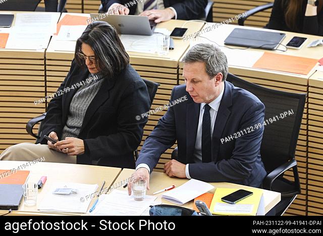 22 November 2023, Schleswig-Holstein, Kiel: SPD state chairwoman Serpil Midyatli (l) and parliamentary group leader Thomas Losse-Müller (SPD) sit in the...