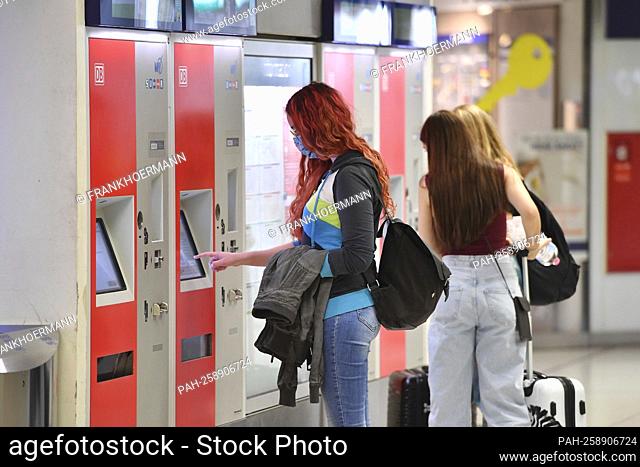 Bahn increases ticket prices by 1.9 percent. Archive photo: Customers and passengers stand at a DB ticket machine at Munich Central Station, DB, Die Bahn