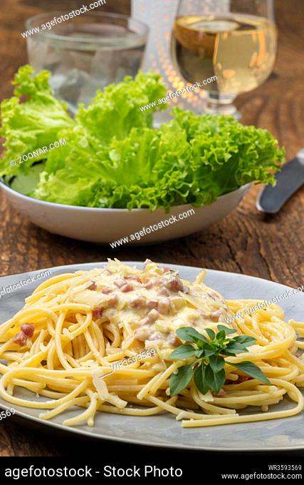 Spaghetti Carbonara auf einem weißen Teller