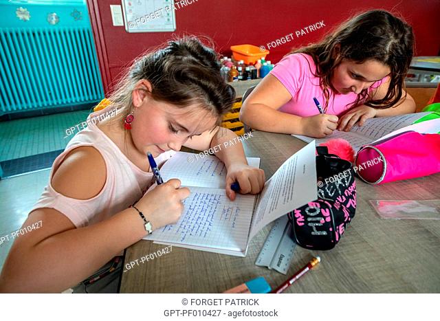 PUPILS WORKING ON WRITING, A CLASS AT THE PRIMARY SCHOOL IN THE TOWN OF RUGLES, EURE, NORMANDY, FRANCE