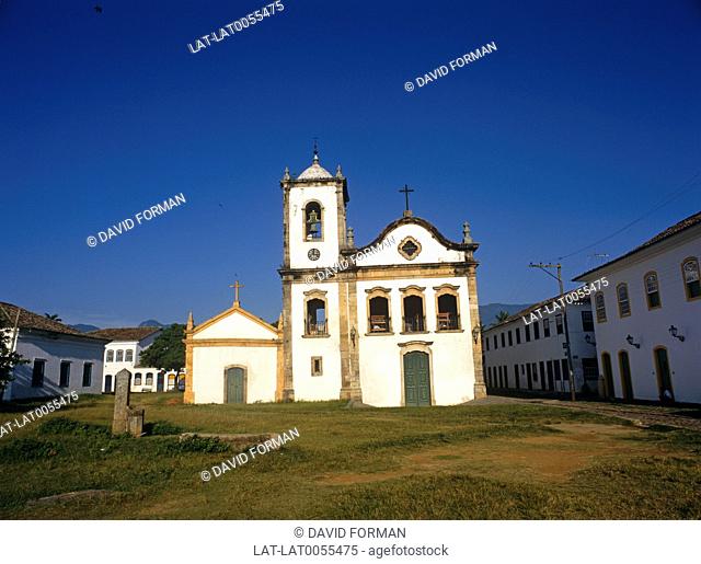 Paraty is located on the Costa Verde, and it is a Portuguese colonial town, with beautiful well preserved historic buildings